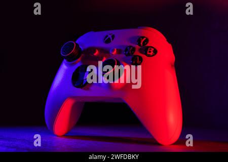 Dnipro, Ukraine, 28. september 2023: Xbox Series S Game Controller auf dunkel. Rotes und blaues Licht. Stockfoto