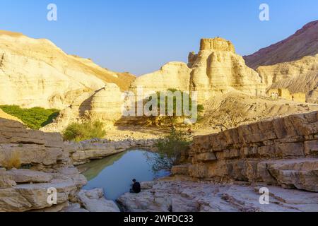 Neve Zohar, Israel - 20. Januar 2024: Blick auf die Festung Sohar, mit einer Winterpfütze und Besuchern, Judaeische Wüste (Küste vom Toten Meer), südliche Isra Stockfoto