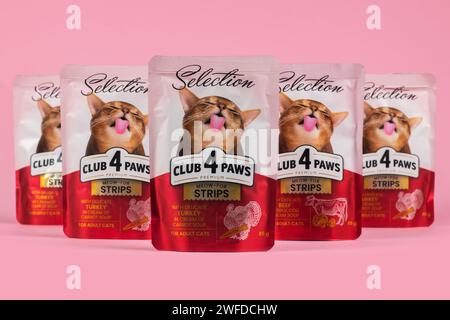 Dnipro, Ukraine - 18. August 2023: Katzenfutter der Marke Club 4 Paws Premium Selection. Stockfoto