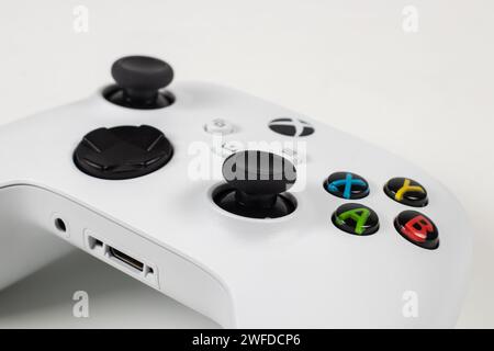 Xbox Series S Game Controller Nahaufnahme - 30. August 2023 - Dnipro, Ukraine. Stockfoto