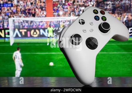 Dnipro, Ukraine, 28. september 2023: EA FC 24 mit xbox-Controller auf dem TV-Bildschirm. Stockfoto