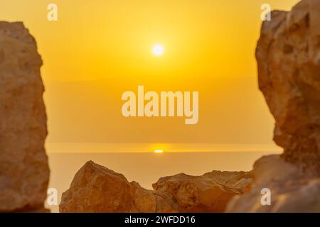 Blick auf den Sonnenaufgang auf die Ruinen der Masada-Festung und das Tote Meer, die judäische Wüste, Süd-Israel Stockfoto