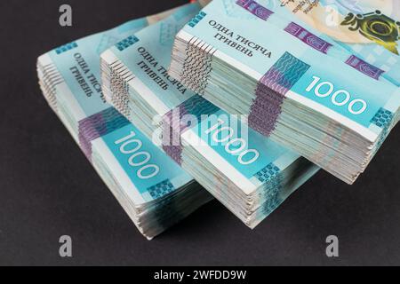 Stapel ukrainischer Geldgriwna. griwna, hrywna mit 1000 Banknoten. Stockfoto