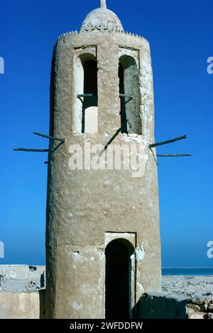 Al Khor Qatar 1977 – Archivbild des Minaretts einer alten, verlassenen Moschee in den Ruinen des alten Teils von Al Khor, einst ein wichtiges Perlenzentrum, heute ein blühendes Fischerdorf – Al Khor, Katar, Arabischer Golf Stockfoto