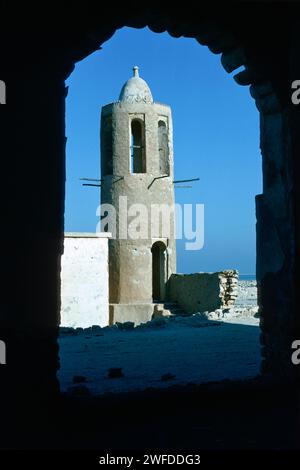 Al Khor Qatar 1977 – Archivbild des Minaretts einer alten, verlassenen Moschee in den Ruinen des alten Teils von Al Khor, einst ein wichtiges Perlenzentrum, heute ein blühendes Fischerdorf – Al Khor, Katar, Arabischer Golf Stockfoto