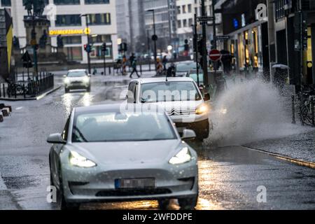 Winter, regnerisches Wetter, eiskalter Regen, große Pfütze, Pfütze von Wasser, im Stadtzentrum, große Gallusstraße, durchfahrende Fahrzeuge, Spritzwasser Stockfoto