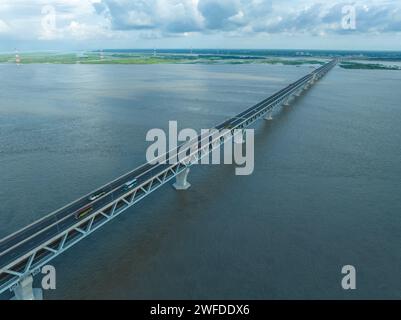 Aus der Vogelperspektive auf die padma-Brücke, über den padma-Fluss, Mawa, Munsiganj, Dhaka, Bangladesch. Stockfoto