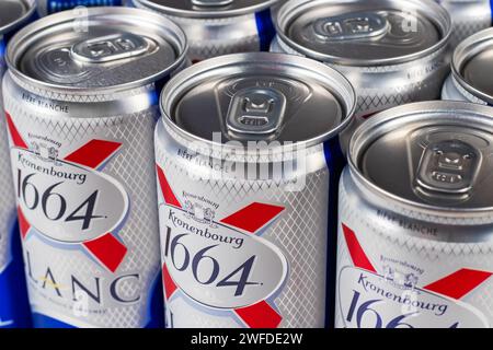 Dnipro, Ukraine, 13. oktober 2023: Kronenbourg 1664 Blanc-Bierdose. Französische Biermarke. Verkauf in einem Supermarkt. Stockfoto