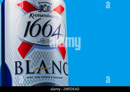 Dnipro, Ukraine, 13. oktober 2023:: Blanc-Logo auf Bierdosen. 1664 Blanc ist das Weizenbier der französischen Brauerei Kronenbourg, das weltweit exportiert wird Stockfoto