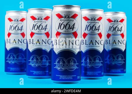 Dnipro, Ukraine, 13. oktober 2023: Aluminiumdosen der Biermarken Kronenbourg 1664 Blanc im Besitz der Carlsberg Group auf blauem Hintergrund. Stockfoto