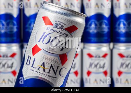 Dnipro, Ukraine, 13. oktober 2023: Kronenbourg 1664 Blanc-Bierdose. Französische Biermarke. Verkauf in einem Supermarkt. Stockfoto