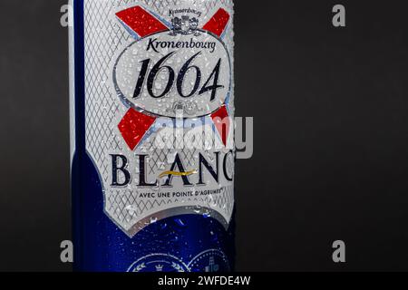 Dnipro, Ukraine, 13. oktober 2023: Kronenbourg Blanc 1664 Logo auf Bierdosen mit Wassertropfen im Dunkeln. 1664 Blanc ist das Weizenbier der französischen Brauerei Stockfoto