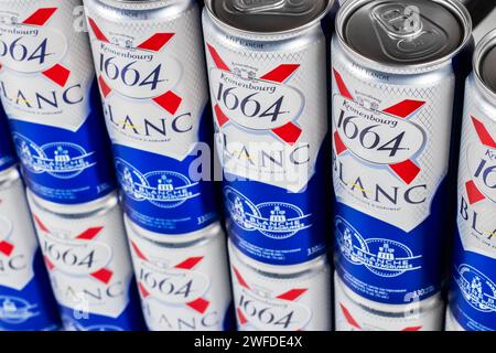 Dnipro, Ukraine, 13. oktober 2023: Kronenbourg 1664 Blanc-Bierdose. Französische Biermarke. Verkauf in einem Supermarkt. Stockfoto