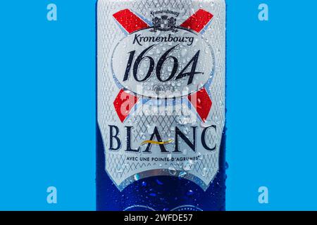 Dnipro, Ukraine, 13. oktober 2023: Kronenbourg Blanc 1664 Logo auf Bierdosen mit Wassertropfen. 1664 Blanc ist das Weißbier der französischen Brauerei Kronenb Stockfoto