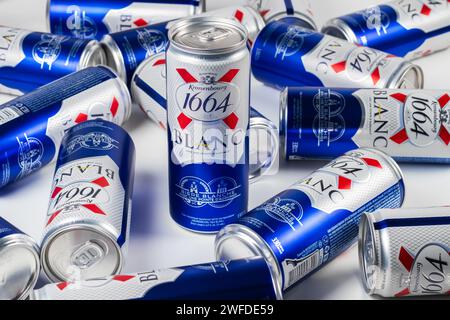 Dnipro, Ukraine, 13. oktober 2023: Blanc-Logo auf Bierdosen im großen Stapel. 1664 Blanc ist das Weizenbier der französischen Brauerei Kronenbourg, das weltweit exportiert wurde Stockfoto