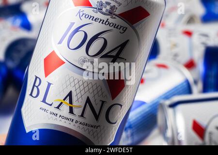 Dnipro, Ukraine, 13. oktober 2023:: Blanc-Logo auf Bierdosen. 1664 Blanc ist das Weizenbier der französischen Brauerei Kronenbourg, das weltweit exportiert wird Stockfoto