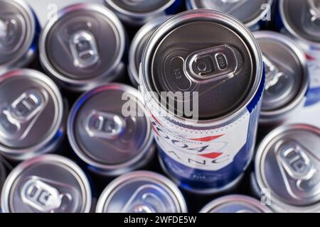 Dnipro, Ukraine, 13. oktober 2023: Blanc-Logo auf Bierdosen im großen Stapel. 1664 Blanc ist das Weizenbier der französischen Brauerei Kronenbourg, das weltweit exportiert wurde Stockfoto