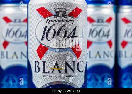 Dnipro, Ukraine, 13. oktober 2023: Kronenbourg Blanc 1664 Logo auf Bierdosen mit Wassertropfen. 1664 Blanc ist das Weißbier der französischen Brauerei Kronenb Stockfoto