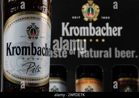 Dnipro, Ukraine, 18. oktober 2023: Krombacher Pils Bier auf Logo-Hintergrund. Die Krombacher Brauerei wurde 1803 in Deutschland gegründet. Stockfoto