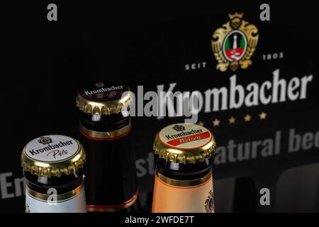 Dnipro, Ukraine, 18. oktober 2023: Krombacher Weizen Pils Dark Beer auf Logo-Hintergrund. Die Krombacher Brauerei wurde 1803 in Deutschland gegründet. Stockfoto