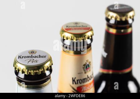 Dnipro, Ukraine, 18. oktober 2023: Verschiedene Krombacher Weizen Pils Dark Beer. Die Krombacher Brauerei wurde 1803 in Deutschland gegründet. Stockfoto