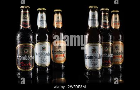 Dnipro, Ukraine, 18. oktober 2023: Flaschen Krombacher Weizenbier mit Wassertropfen auf schwarzem Hintergrund. Weizen Pils dunkles Bier. Die Krombacher Brauerei wurde gefunden Stockfoto