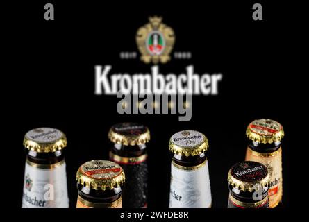 Dnipro, Ukraine, 18. oktober 2023: Krombacher Weizen Pils Dark Beer auf Logo-Hintergrund. Die Krombacher Brauerei wurde 1803 in Deutschland gegründet. Stockfoto