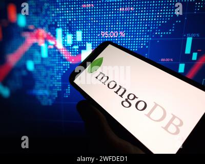 Konskie, Polen - 27. Januar 2024: Das Firmenlogo der MongoDB wird auf dem Bildschirm des Mobiltelefons angezeigt Stockfoto