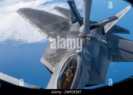 Pazifik, Usa. Januar 2024. Ein US-Air Force F-22 Raptor Tarnflugzeug mit der hawaiianischen Raptors Squadron betankt den Flug von einer USAF KC-135 Stratotanker während der Übung Sentry Aloha 24-01, 23. Januar 2024 über dem Pazifik auf Hawaii. Kredit: MSgt. Mysti Bicoy/USA Air Force/Alamy Live News Stockfoto