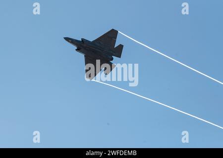 Luftwaffenstützpunkt Hickam, Usa. Januar 2024. Ein F-22 Raptor Tarnflugzeug der US Air Force mit der hawaiianischen Raptors Squadron startet am 23. Januar 2024 in Oahu, Hawaii, vom Hickam Airfield. Kredit: MSgt. Mysti Bicoy/USA Air Force/Alamy Live News Stockfoto