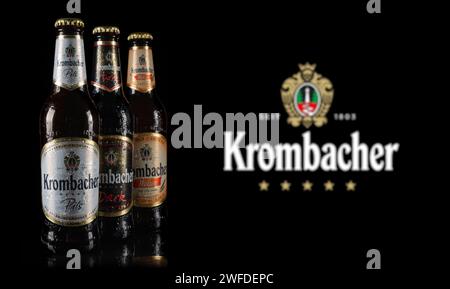 Dnipro, Ukraine, 18. oktober 2023: Krombacher Weizen Pils Dark Beer auf Logo-Hintergrund. Die Krombacher Brauerei wurde 1803 in Deutschland gegründet. Stockfoto