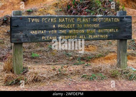 San Francisco, Kalifornien: Zeichen der Pflanzensanierung der Twin Peaks, ein Projekt zur Bereitstellung von Lebensraum für den Mission Blue Butterfly Stockfoto