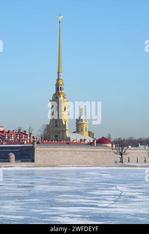 Blick auf die Peter-und-Paul-Kathedrale von der Trubetskoy-Bastion an einem sonnigen Märztag. Peter-und-Paul-Festung, St. Petersburg. Russland Stockfoto