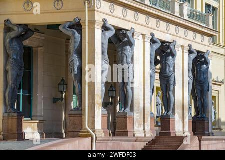 SANKT PETERSBURG, RUSSLAND - 2. APRIL 2023: Portikus mit Atlanten des Neuen Eremitage-Gebäudes an einem sonnigen Tag aus nächster Nähe Stockfoto