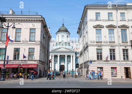 SANKT PETERSBURG, RUSSLAND - 26. MAI 2023: Antike armenisch-apostolische Kirche St. Katharina in der Stadtlandschaft an einem Maitag. Newski Prospekt Stockfoto