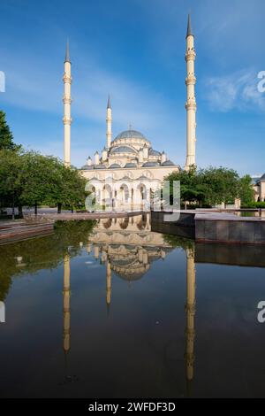 GROSNY, RUSSLAND - 14. JUNI 2023: Moschee 'Herz Tschetscheniens' mit Reflexion über einen sonnigen Junitag Stockfoto