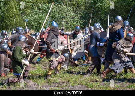 SHEVELEVO, RUSSLAND - 05. AUGUST 2023: Fragment des Wiederaufbaus der Schlacht des Frühmittelalters beim historischen Festival 'Fürstliche Brothe Stockfoto