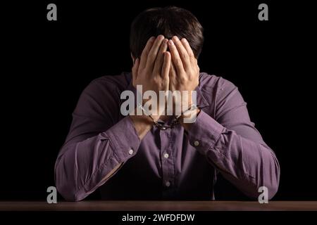 Geschäftsmann wegen Korruption verhaftet. Mann in einem Anzug mit Handschellen an den Händen Stockfoto