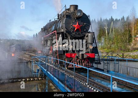 RUSKEALA, RUSSLAND - 06. OKTOBER 2023: Die alte sowjetische Dampflokomotive L-5164 tritt an einem Oktobernachmittag in den Wendekreis ein Stockfoto