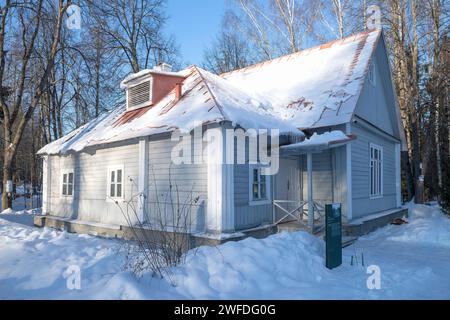 ABRAMTSEVO, RUSSLAND - 5. JANUAR 2024: Das alte Landhaus der Familie der russischen Künstler Polenovs auf dem Anwesen Abramtsevo an einem Januartag. Mo Stockfoto