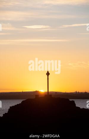 Sonnenaufgang am Downing Point in Dalgety Bay mit Arthurs Sitzplatz im Hintergrund Stockfoto