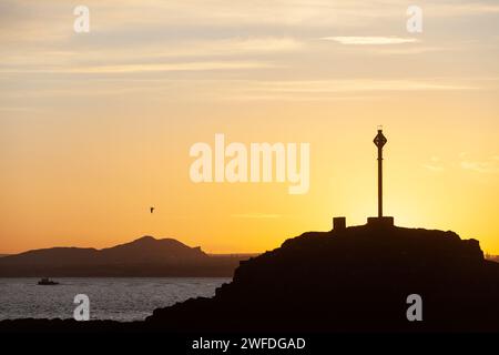 Sonnenaufgang am Downing Point in Dalgety Bay mit Arthurs Sitzplatz im Hintergrund Stockfoto