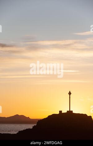 Sonnenaufgang am Downing Point in Dalgety Bay mit Arthurs Sitzplatz im Hintergrund Stockfoto