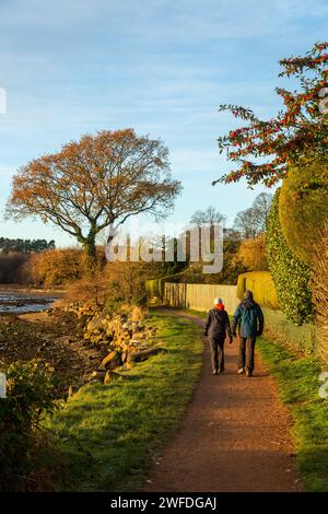 Wanderer auf dem Fife Coastal Path in Dalgety Bay, Fife, Schottland. Stockfoto