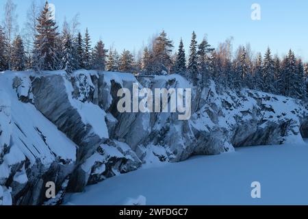 RUSKEALA, RUSSLAND - 20. JANUAR 2024: Januar im Marble Canyon. Ruskeala Mountain Park Stockfoto