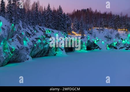 RUSKEALA, RUSSLAND - 20. Januar 2024: Dämmerung auf dem Territorium des Bergparks Ruskeala Stockfoto