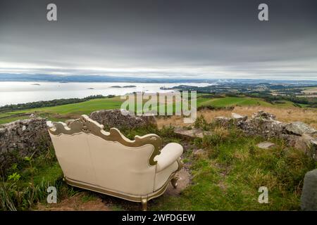 Ein kunstvolles Sofa auf dem Dunearn Hill in Fife, Schottland Stockfoto