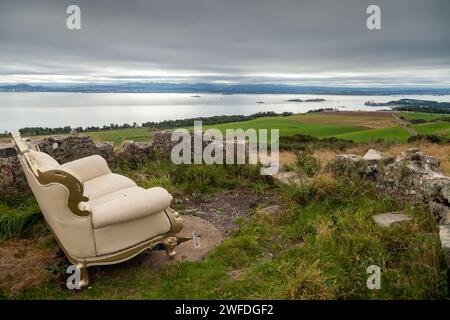 Ein kunstvolles Sofa auf dem Dunearn Hill in Fife, Schottland Stockfoto