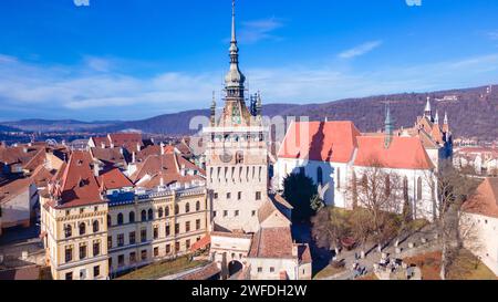 Blick aus der Vogelperspektive über Sighisoara. Luftaufnahmen der mittelalterlichen Stadt Sighisoara aus Rumänien, aufgenommen von einer Drohne mit Blick auf den Uhrturm. Stockfoto