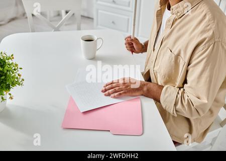 Zugeschnittene Ansicht eines indianischen Blinden in Freizeitkleidung mit Gehstock in blindenschrift, behindert Stockfoto